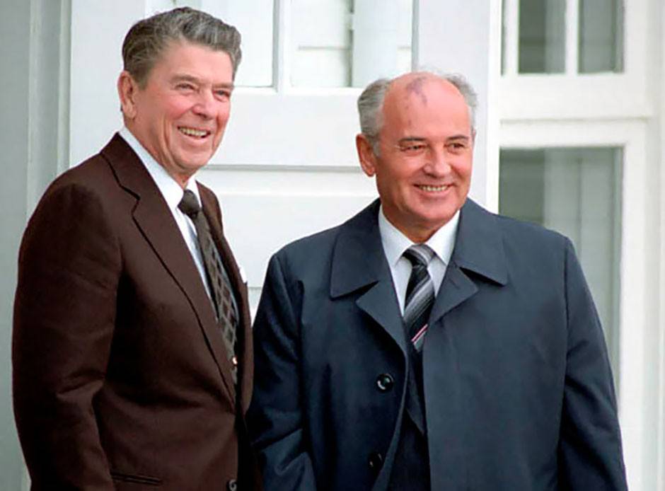 Gorbachov Reagan tratado y firma en  Islandia Reikiavik