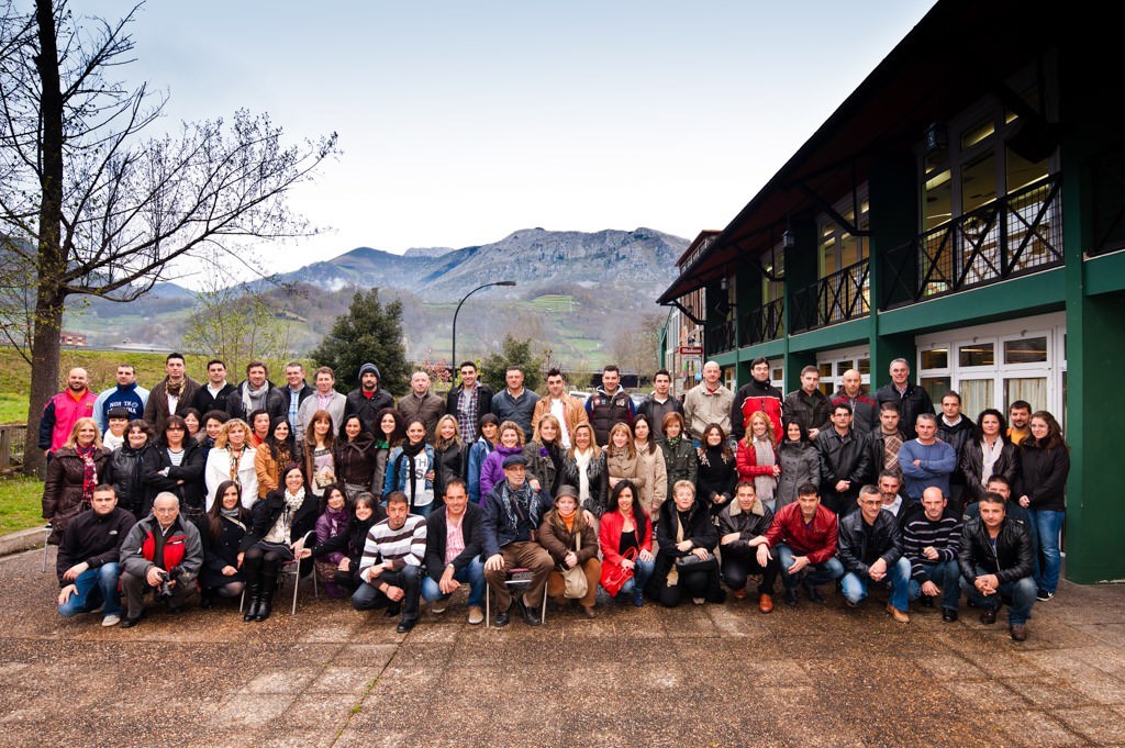 Gente posa para una fotos grupo de antiguos alumnos del Colegio El Condao Laviana Asturias