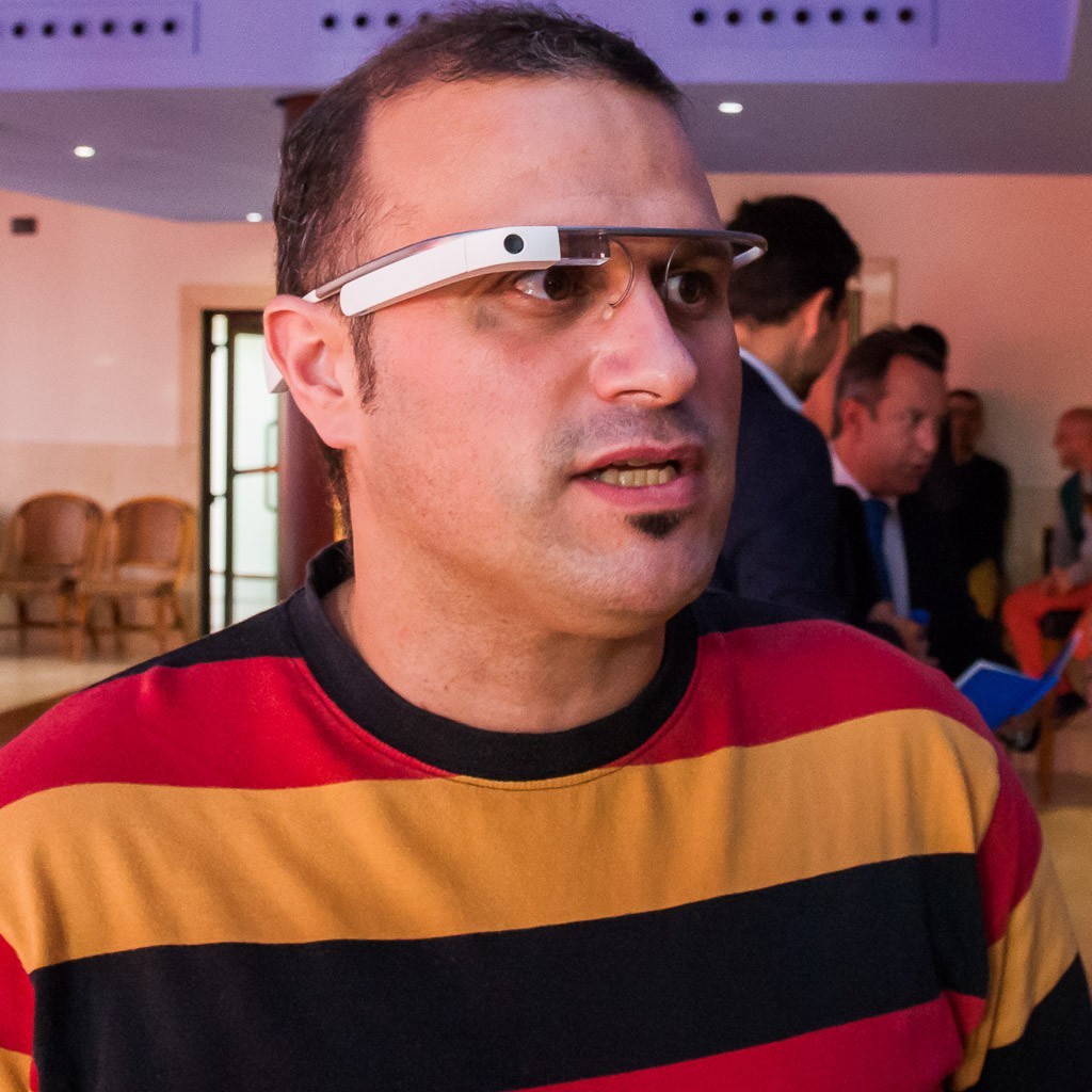 Hombre con Google Glass fotógrafo de confianza de Google Maps Street View Trusted Asturias 