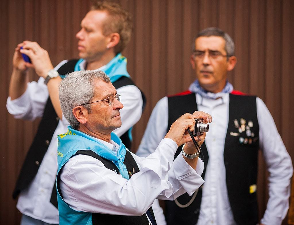 hombres con ropa tradicional asturiana realizan fotos con sus cámaras digitales