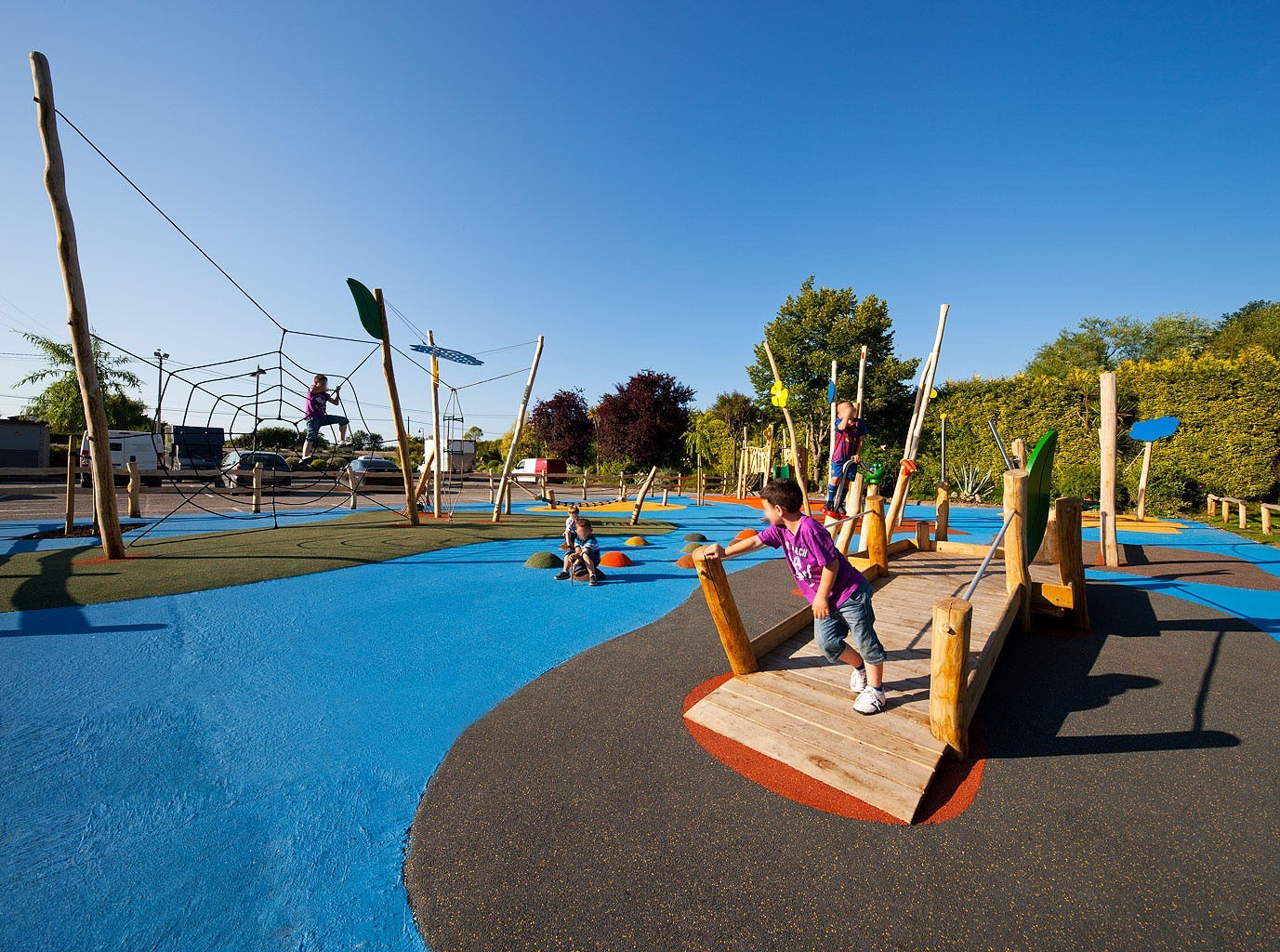 niños juegan en un parque infantil