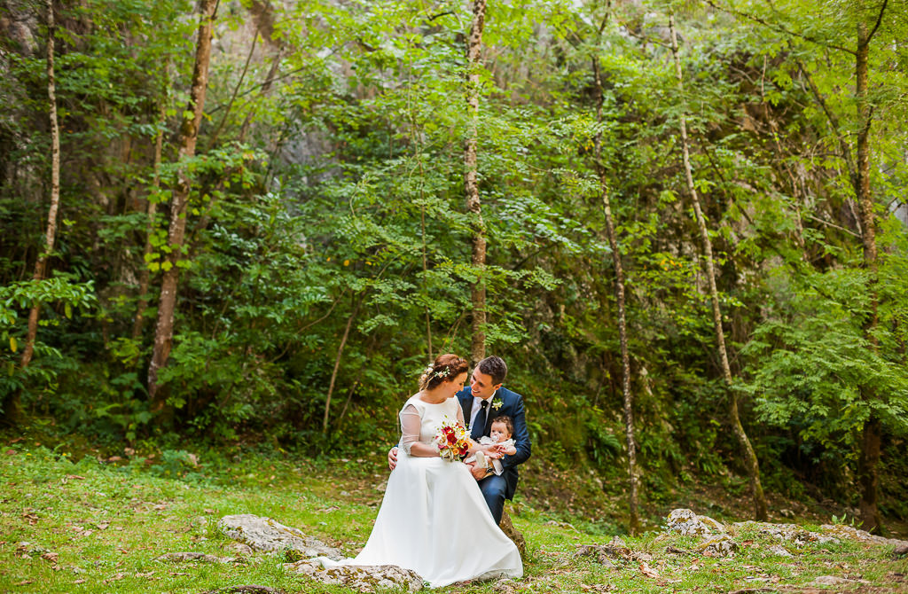 Pareja de novios recién casados con su hija en Covadonga