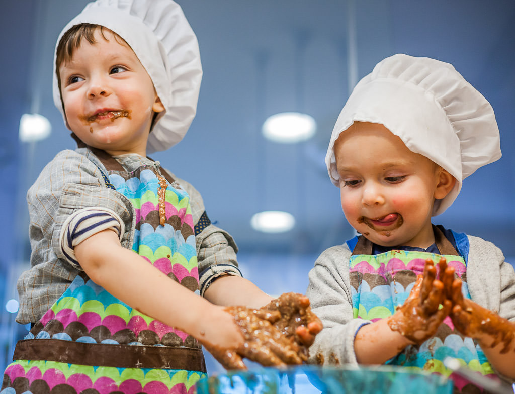 Niños juegan cocinando un pastel