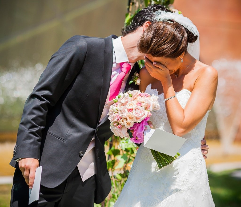 Pareja  de novios llora emocionada  en la cermónia de su boda
