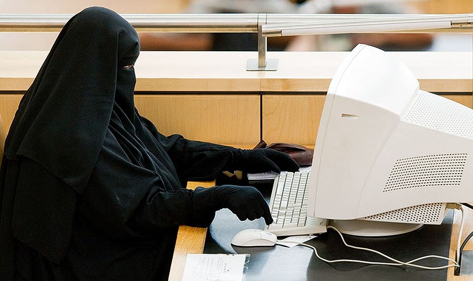Biblioteca de Alejandría Egipto mujer islámica con ordenador 