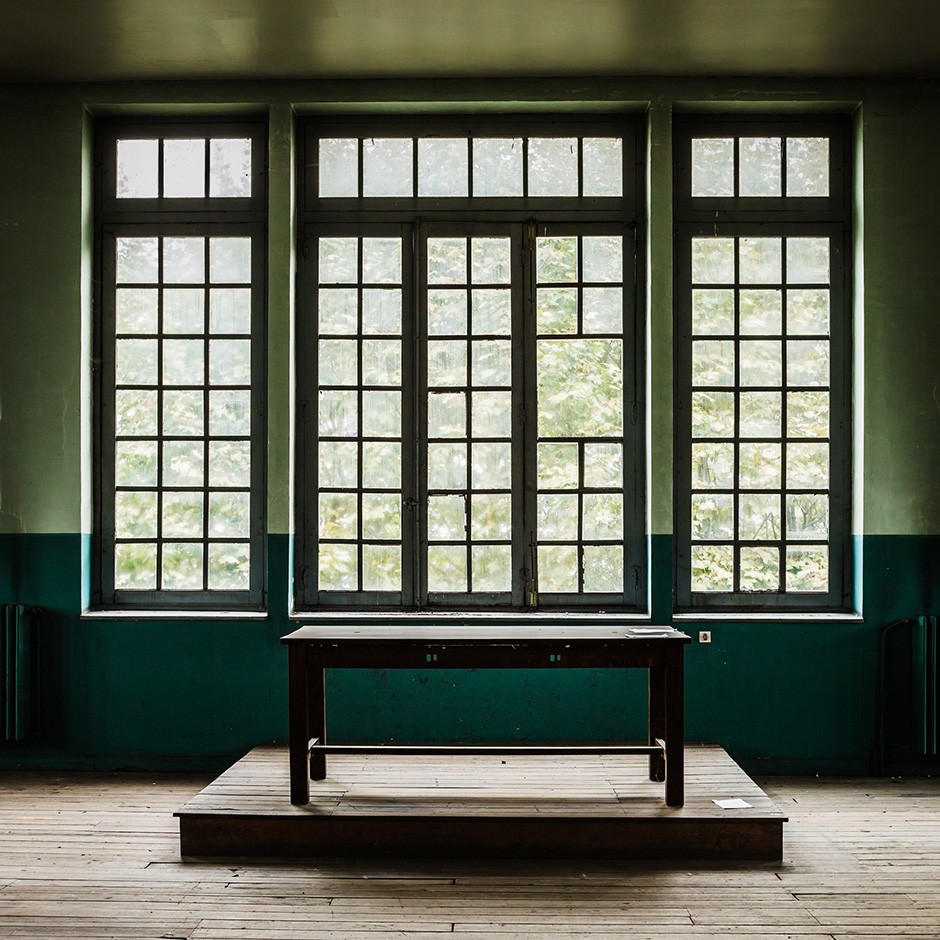 Fábrica de armas de la Vega Oviedo mesa de escuela con ventana