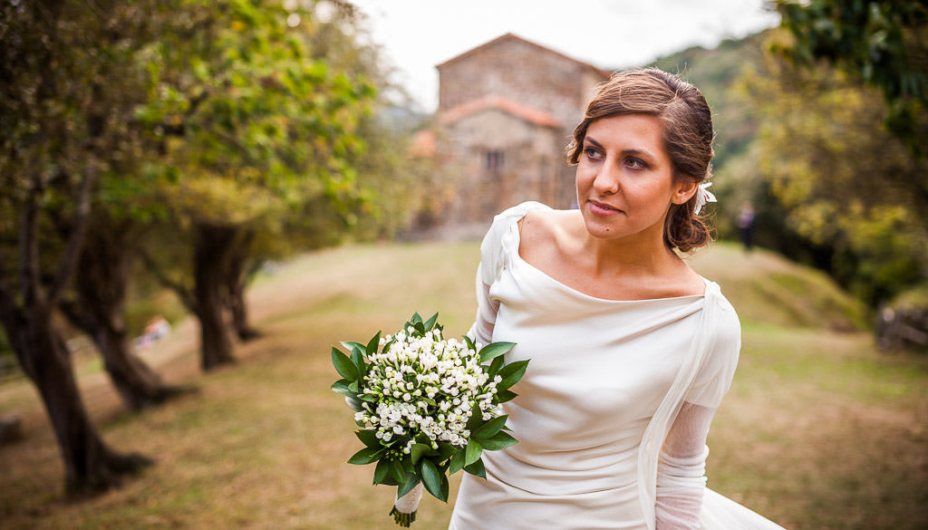 Novia espera al novio antes dela boda en Santa Cristina de Lena Asturias