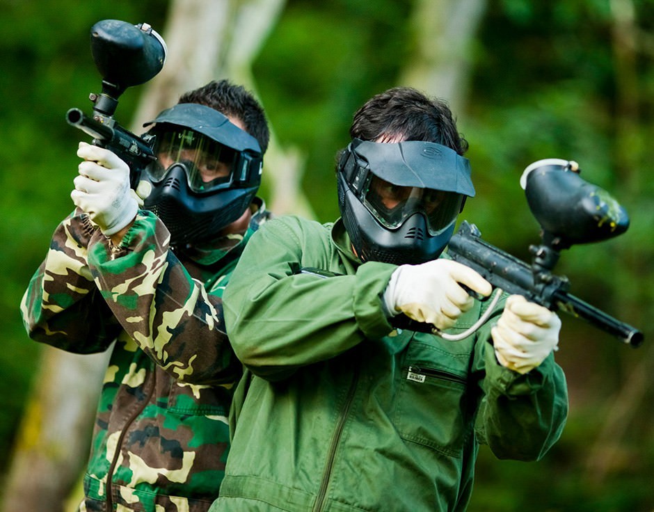 Paintball judadores con armas