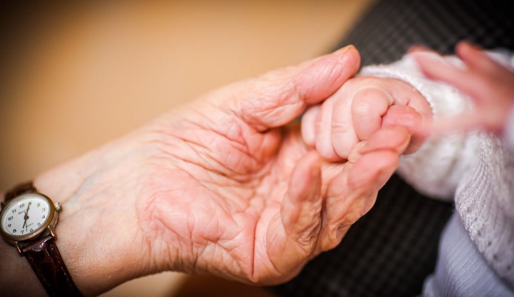 manos de bebe nieto y abuela