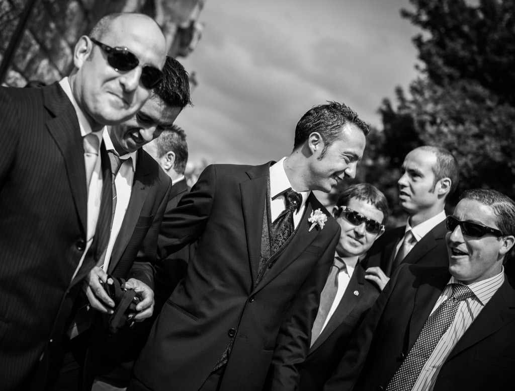 jóvenes novio y amigos ríen felices en una boda