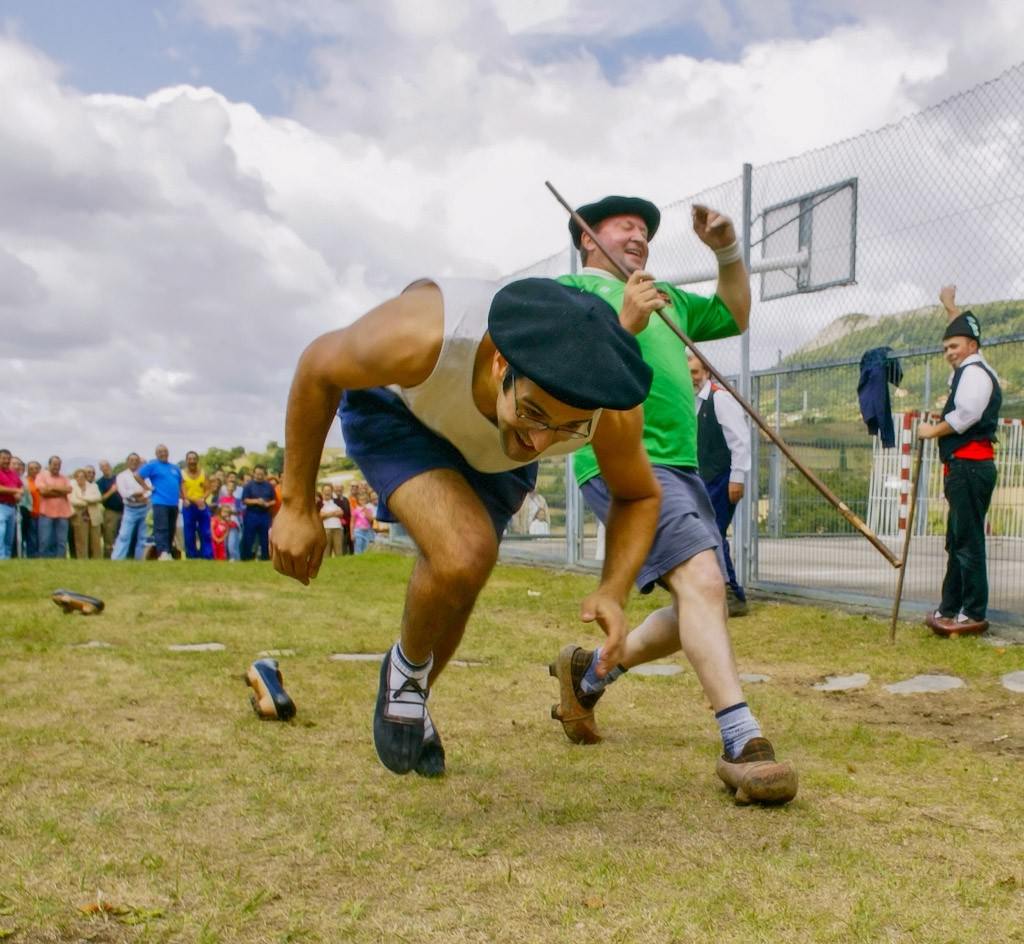 hombres  compiten en carrera de madreñas Oviedo Asturias turismo tradicional