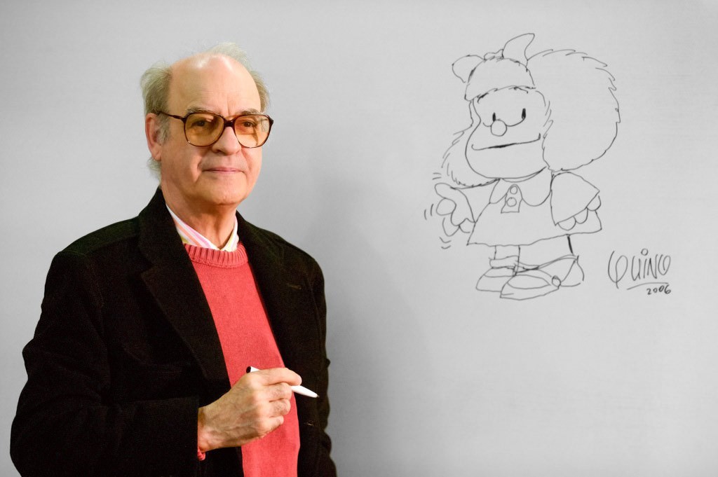 Retratos de Quino dibujando a Mafalda en una pizarra