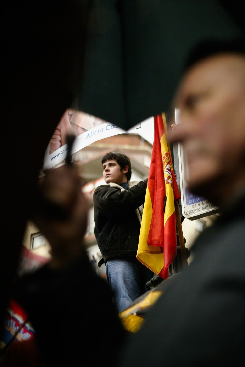 joven con bandera de España en manifestación tras los atentados del 11M en Madrid en 2004