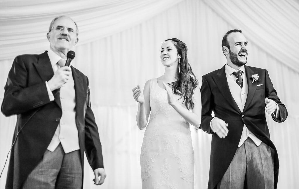 Discurso de suegro en boda junto a los novios risas