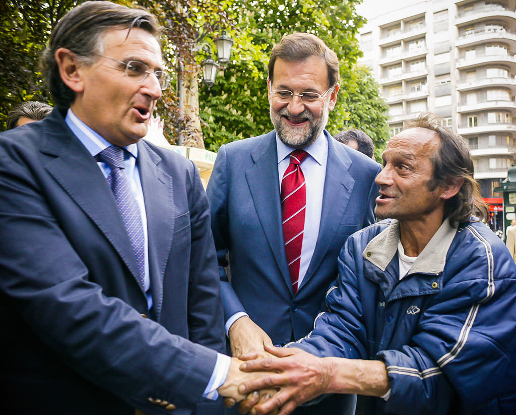 Manolín el Gitano  saluda a Mariano Rajoy en Oviedo