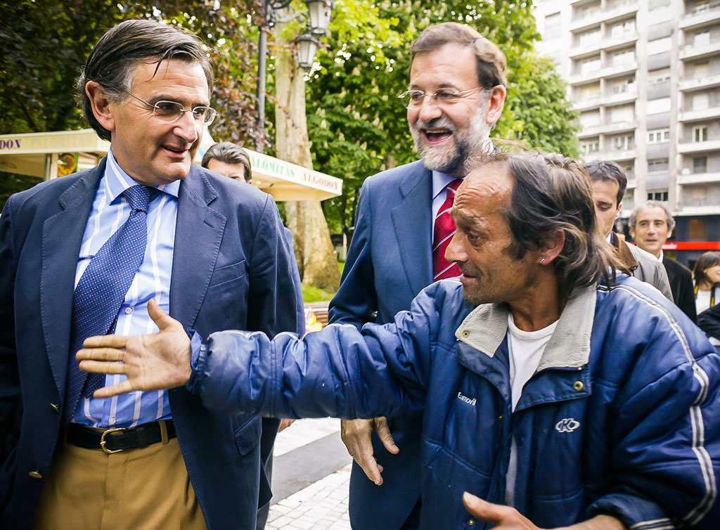 Manolín el Gitano  saluda a Mariano Rajoy en Oviedo