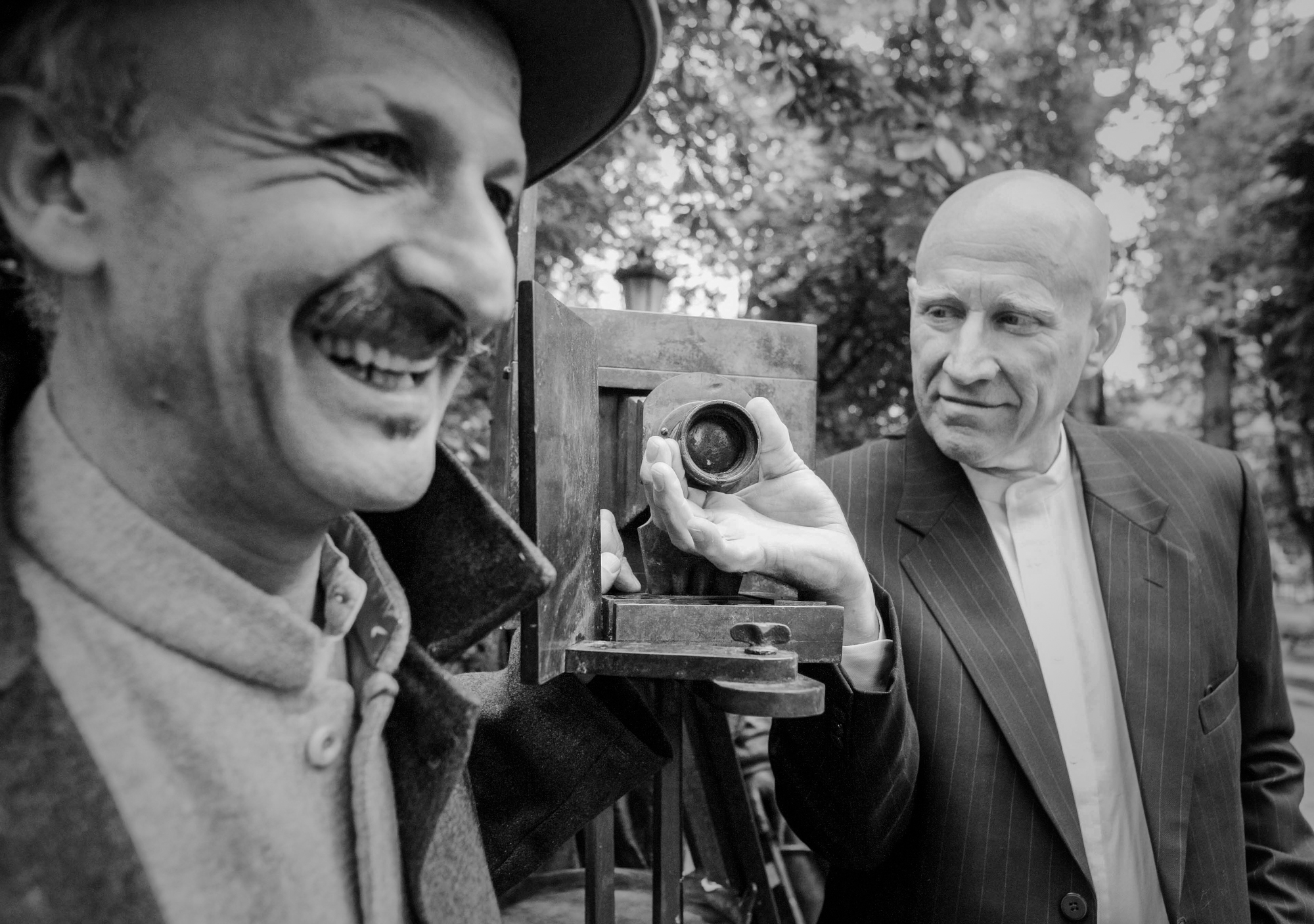 Reza Deghati y Sebastiao Salgado en Oviedo en la escultura de la Torera